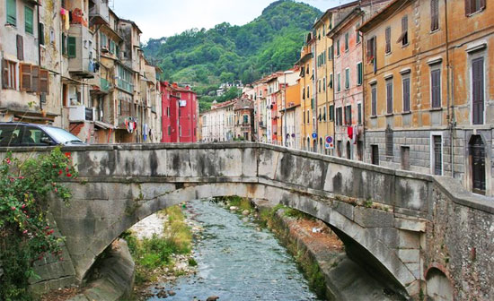 Carrara, la Regione vuole abbattere i ponti storici per piano anti alluvioni. Oggi la mobilitazione per salvarli