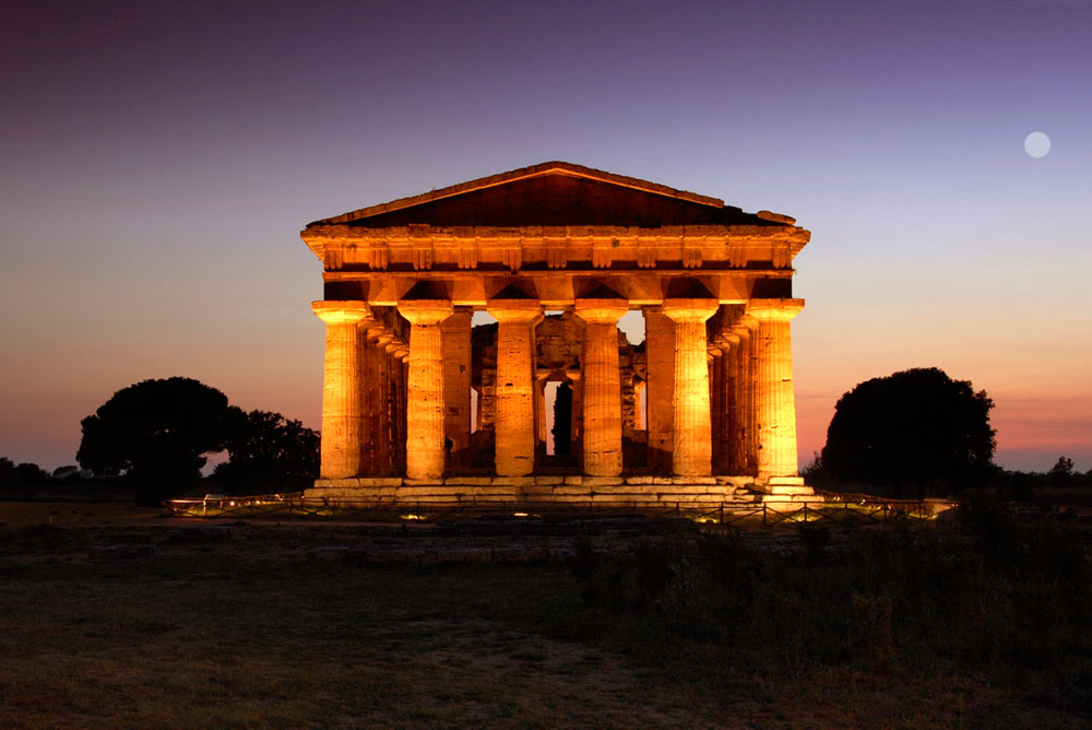 Passeggiare di notte tra i templi di Paestum: aperture serali e rassegne