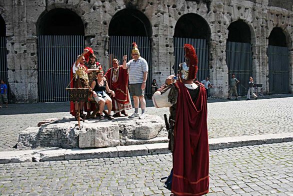 Stop definitivo ai centurioni davanti al Colosseo: respinto il ricorso al Consiglio di Stato