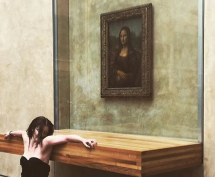 Nuda davanti alla Gioconda: baracconata al Louvre