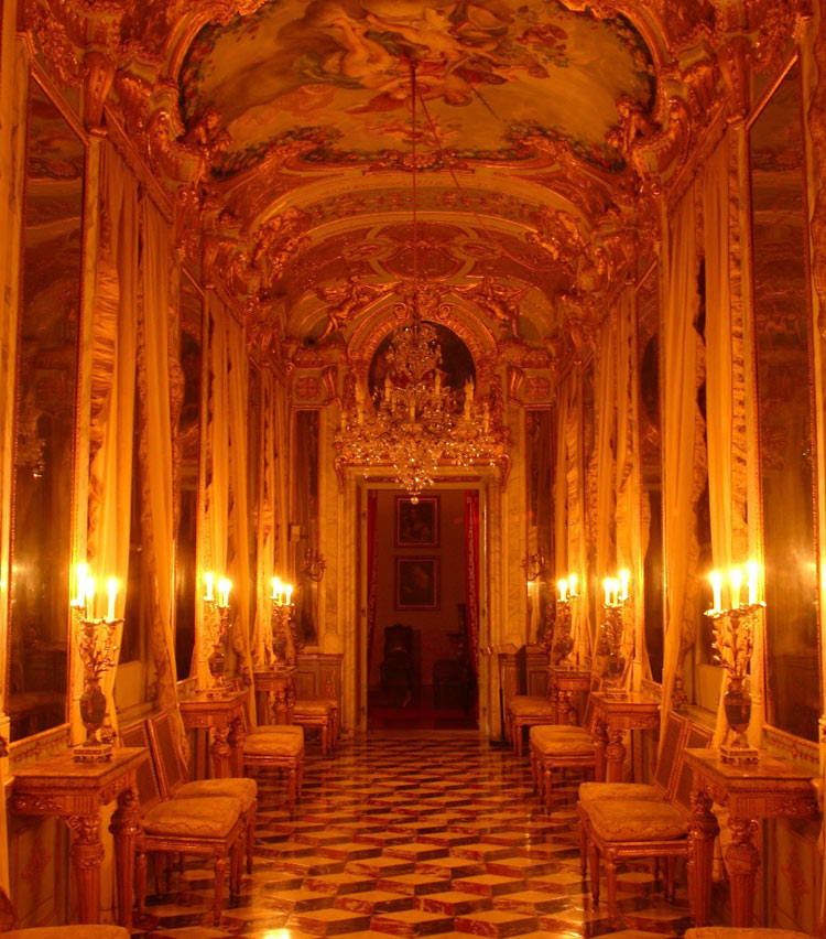 Oggi la Galleria degli Specchi di Palazzo Spinola è illuminata a lume di candela