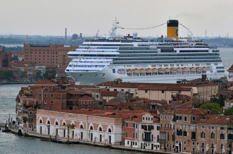 Venezia: al via il referendum autogestito sulle grandi navi