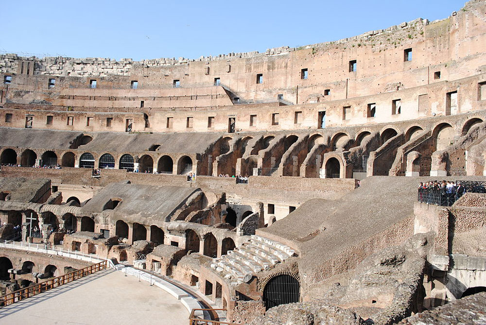 Turisti incivili, non c'è pace per il Colosseo: vandalismi e anche un drone non autorizzato
