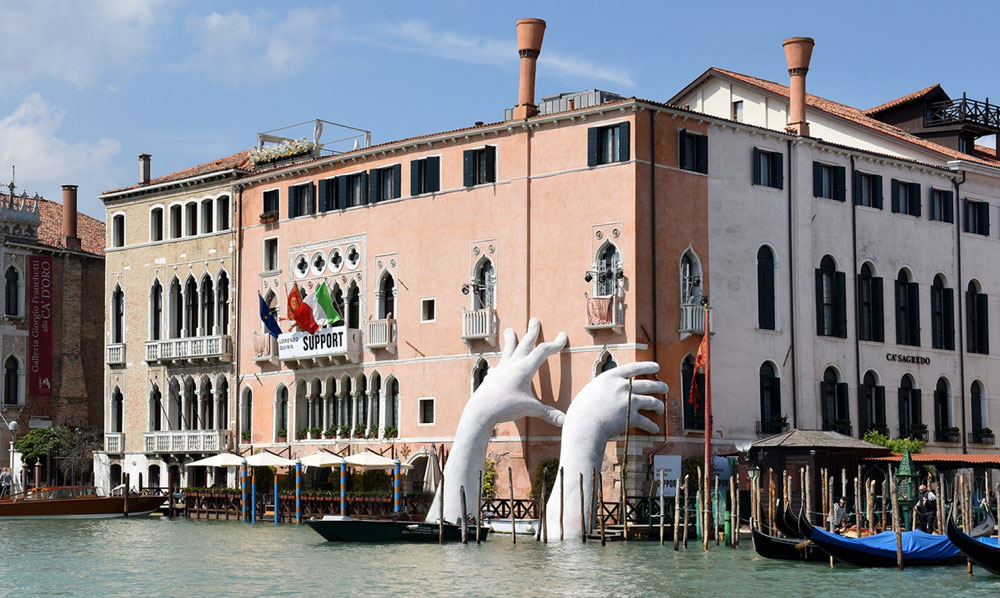 Venezia, mani su Ca' Sagredo. È la scultura di Lorenzo Quinn