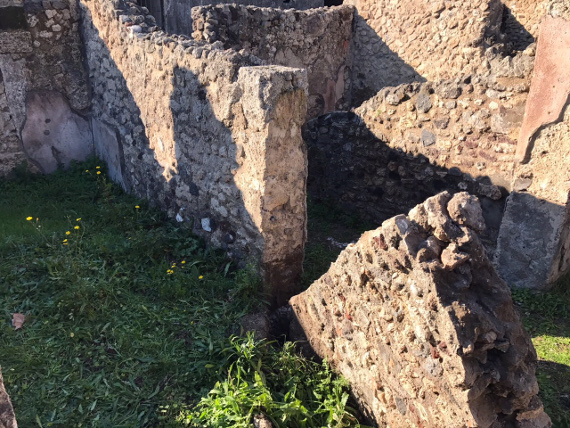 Pompei, cede un metro e mezzo di muro in una domus 