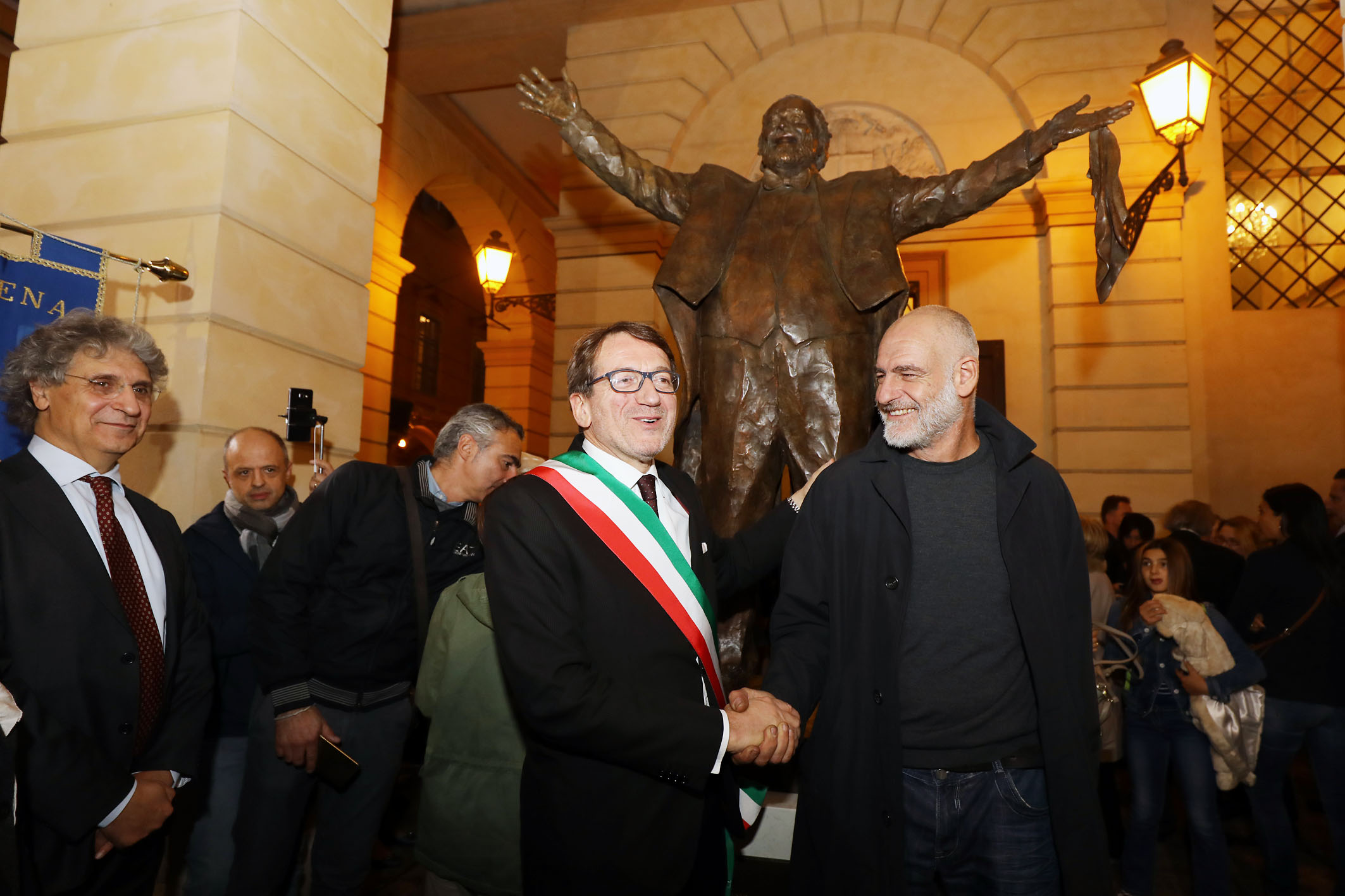 Inaugurata la statua di Luciano Pavarotti a Modena
