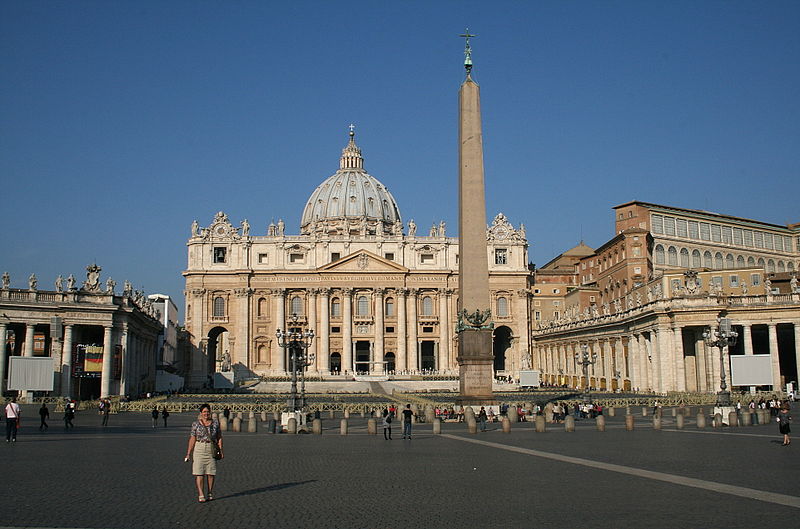 Roma, la Gendarmeria vaticana allontana i senzatetto da piazza San Pietro