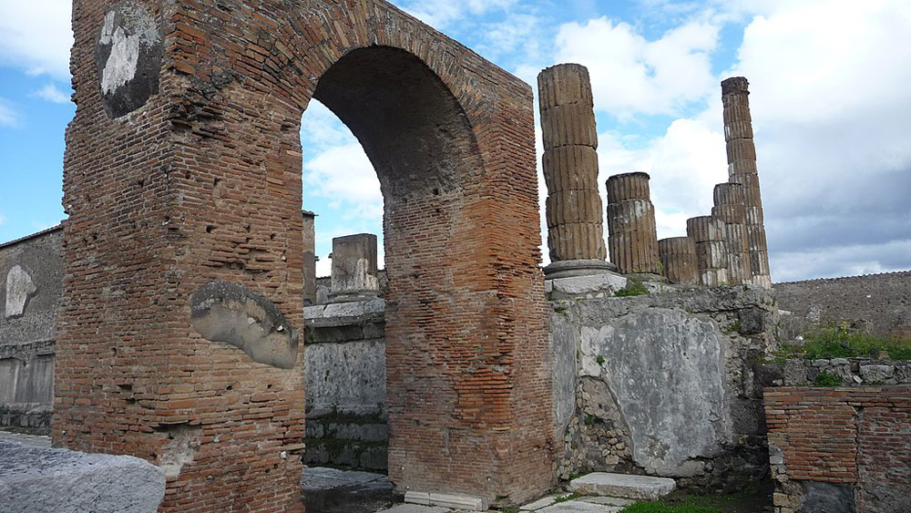 A Pompei riemergono intatte 14 anfore