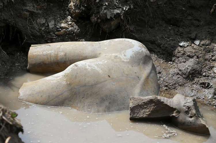 Ritrovati i frammenti di una grande statua di otto metri che raffigurerebbe Ramses II