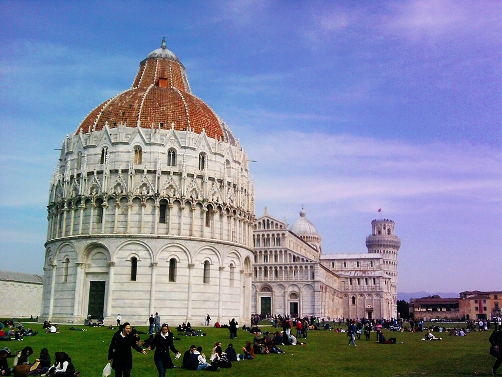 Vuoi vedere la Torre di Pisa? Prima passi dalle bancarelle. Si studia percorso da stazione di servizio autostradale