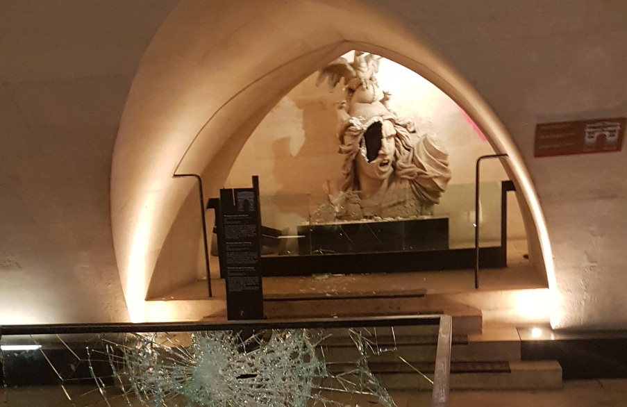Guerriglia urbana a Parigi, deturpato e danneggiato l'Arco di Trionfo