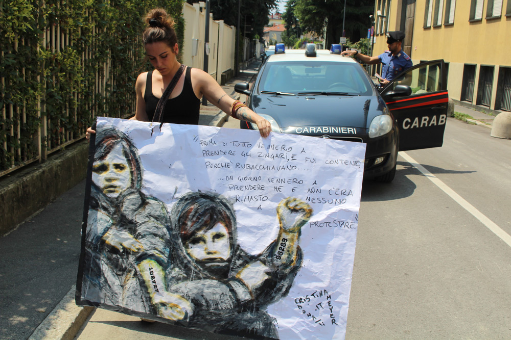 Un'opera contro il censimento dei rom alla sede della Lega Nord: nuovo blitz artistico di Cristina Donati Meyer