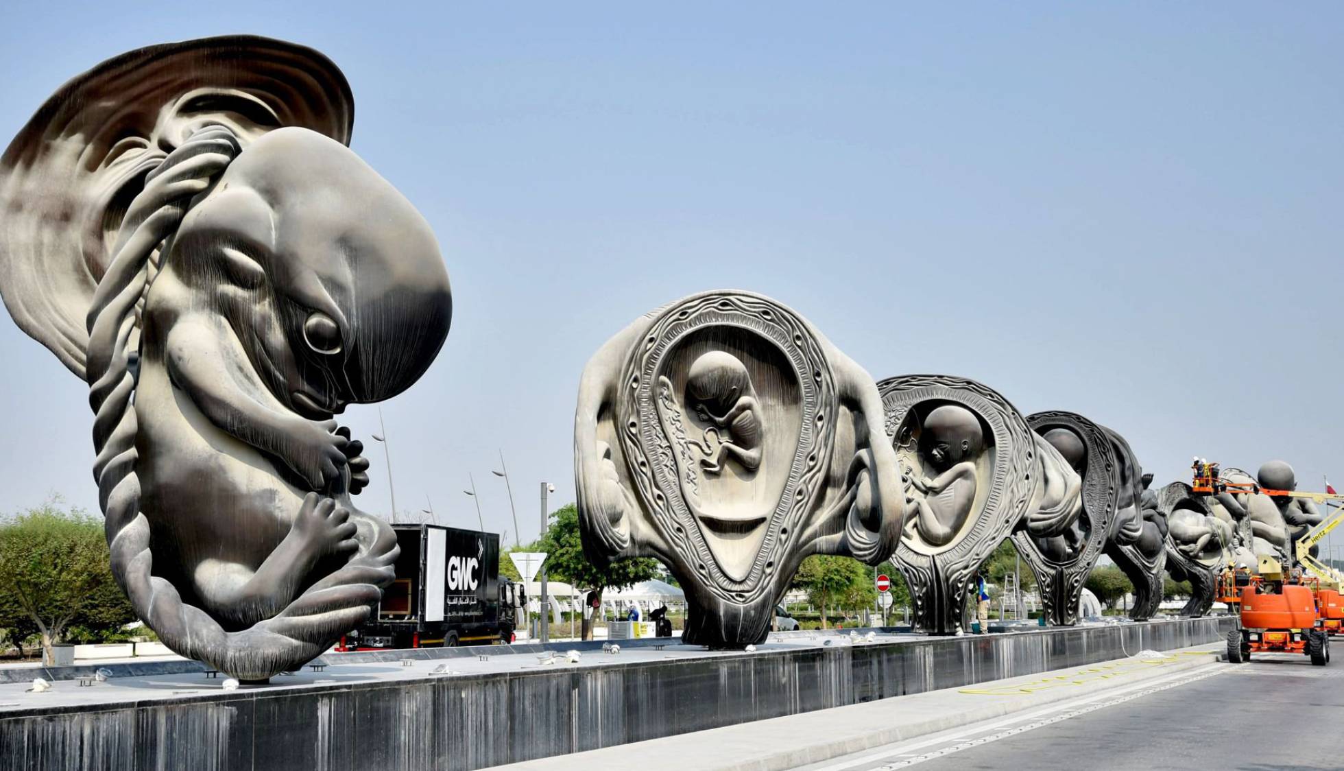 Qatar, ecco i feti giganti di Damien Hirst che rappresentano le fasi dal concepimento alla nascita
