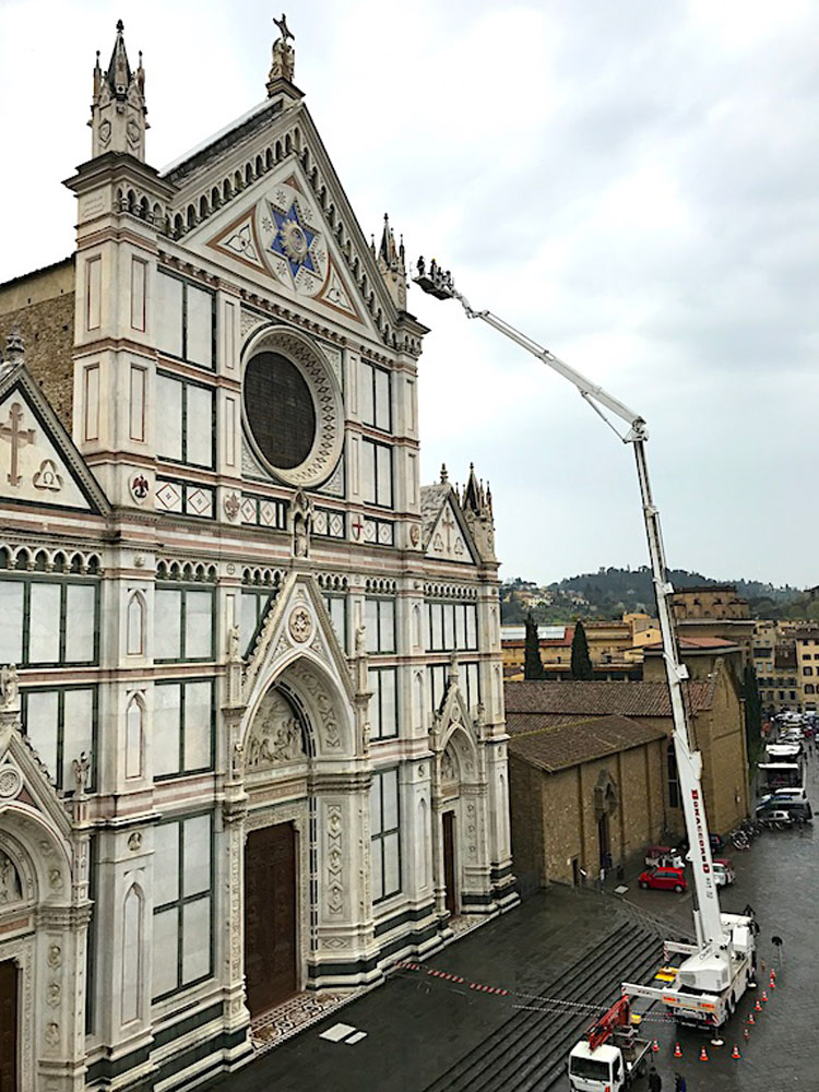 Santa Croce: controllo periodico per la facciata che venne costruita con un vero e proprio fundraising