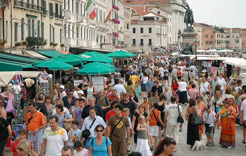 A Venezia spuntano i tornelli per gestire le masse di turisti nel ponte del primo maggio