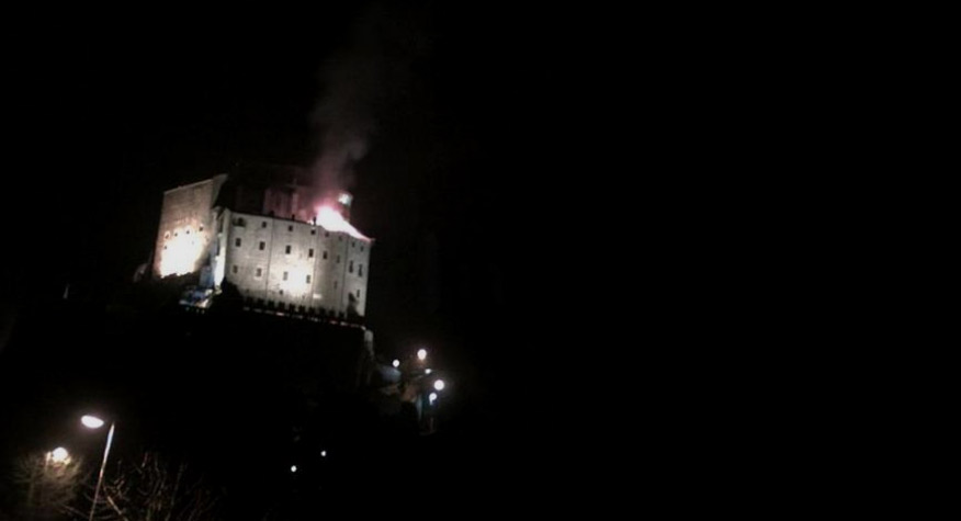 Piemonte, incendio alla Sacra di San Michele: fiamme sul tetto