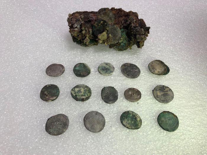 Pompei: il fuggiasco schiacciato da un masso portava delle monete