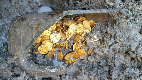 Trovata un'anfora piena di monete d'oro di epoca romana nel centro di Como