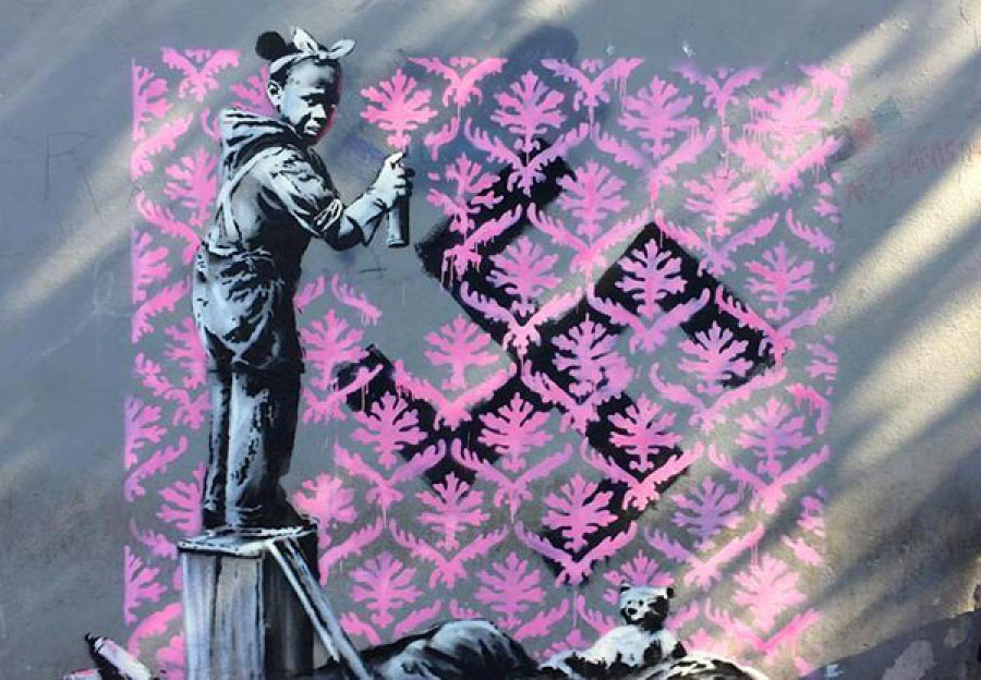 Banksy colpisce ancora: nuovi murales a Parigi denunciano le politiche contro i migranti