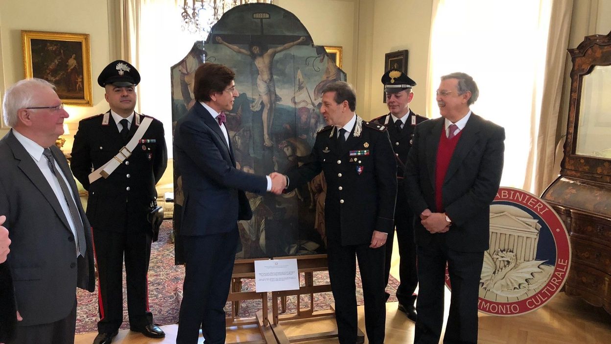 I carabinieri restituiscono al Belgio una pala rubata e ritrovata in Italia