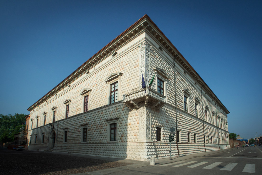 Ferrara, torna a splendere la facciata di Palazzo dei Diamanti: finito il restauro
