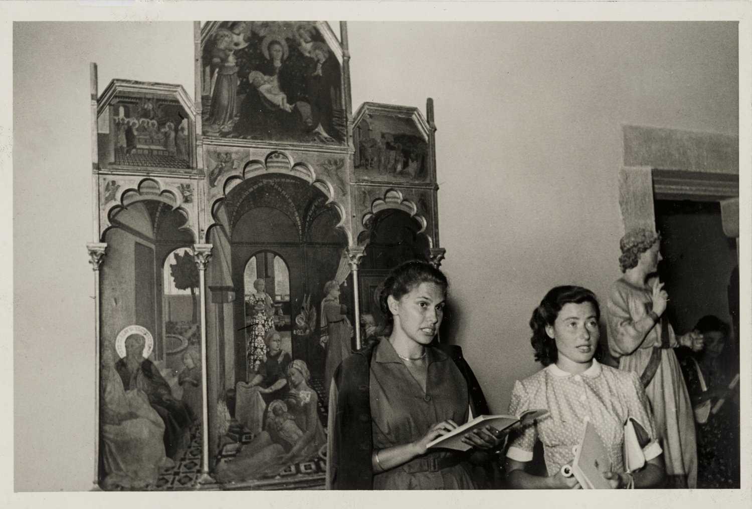 Firenze, le inedite foto di Paola Barocchi e gli scritti di Maria Fossi raccontano la città durante la guerra