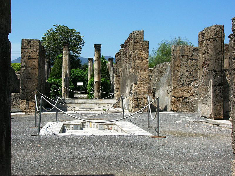 Ennesimo atto di inciviltà: turista francese si siede su colonna degli scavi di Pompei e posta la foto