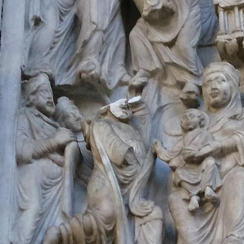 Vuole farsi un selfie al Duomo di Genova, distrugge una decorazione del portale duecentesco