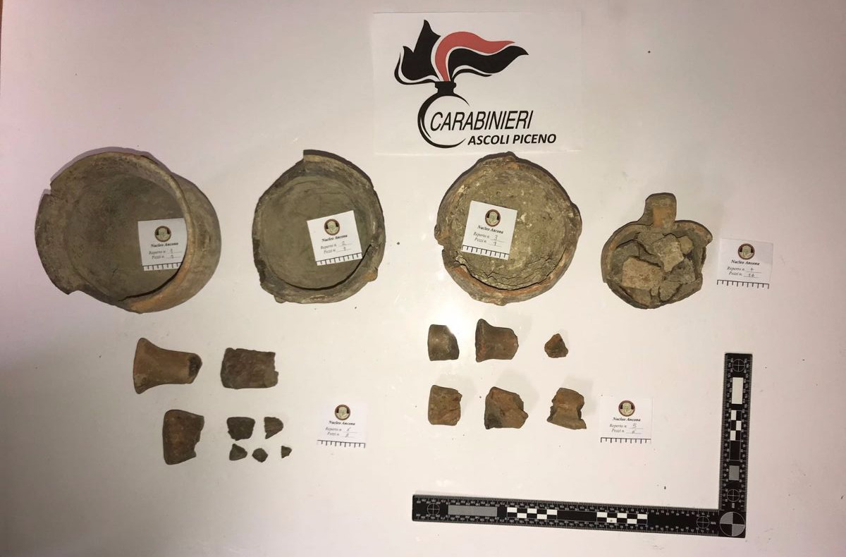 I carabinieri trovano dei reperti archeologici nella casa di un commerciante