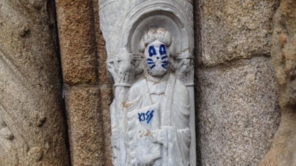 Santiago di Compostela, vandalismo sulla facciata della Cattedrale: scultura del XII secolo diventa batterista dei Kiss