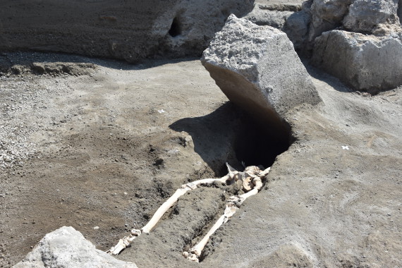 Pompei, trovato lo scheletro di un uomo claudicante: una scoperta straziante