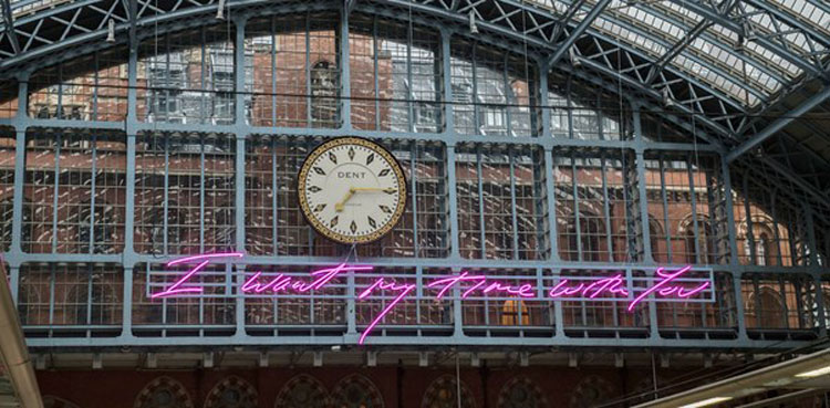 La scritta al neon rosa di Tracey Emin conquista la stazione londinese di St.Pancras International