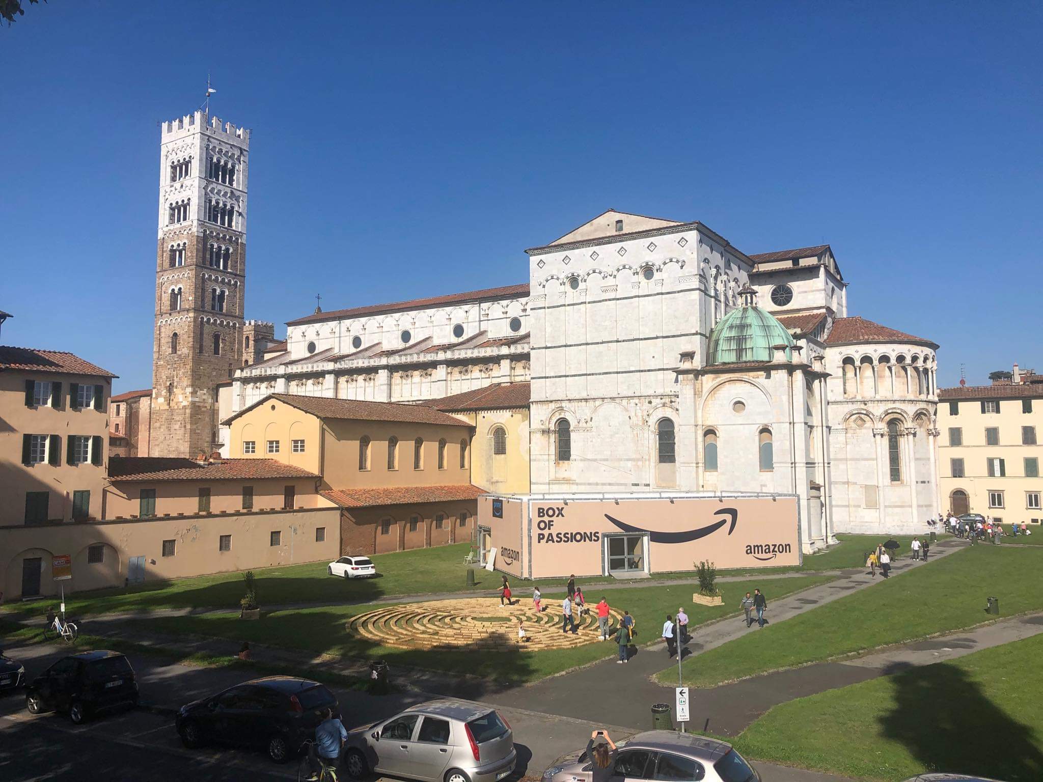Lucca, zona absidale della Cattedrale trasformata in emoticon con un invasivo box di Amazon