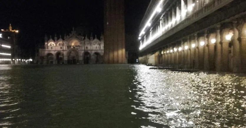 Venezia, l'acqua alta invade la Basilica di San Marco. Si temono gravi danni
