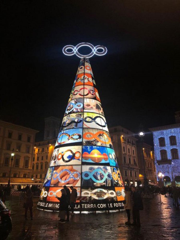 L'albero di Pistoletto illumina Piazza della Repubblica a Firenze