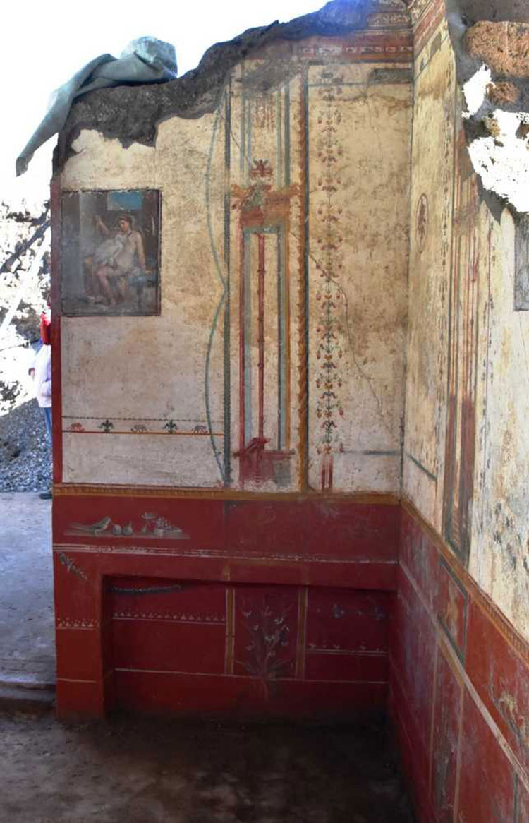 Pompei, riemerge una raffinata alcova affrescata negli scavi della Regio V