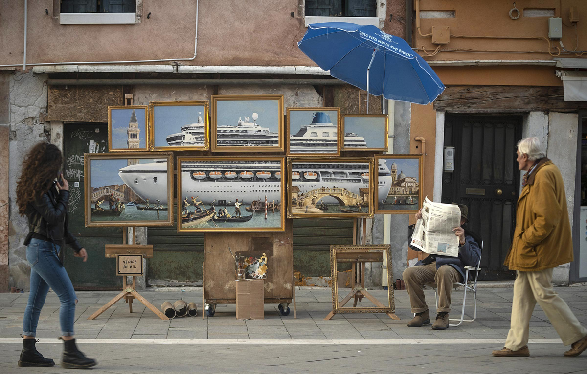 Banksy fa una performance con esposizione in piazza San Marco a Venezia, ma viene cacciato dai vigili 
