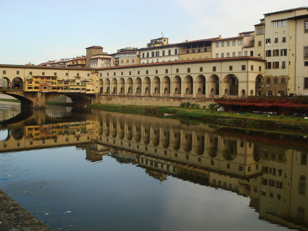 Firenze, imbratta il Corridoio Vasariano per fare una dichiarazione d'amore, 38enne denunciato