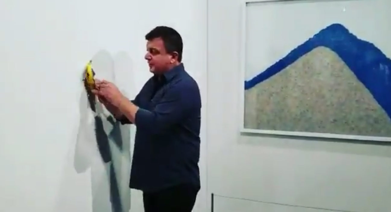 Sorpresa: un artista... affamato si è mangiato la banana di Cattelan a Miami. Il video