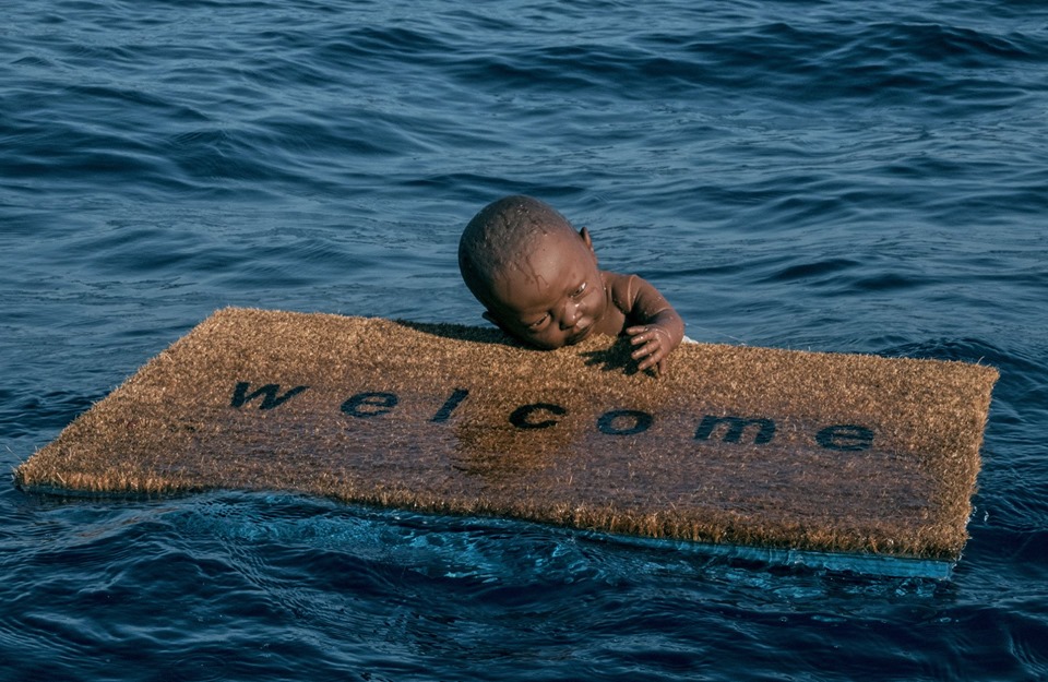 Un neonato che galleggia aggrappato a uno zerbino: è l'installazione di Federico Clapis per i migranti 