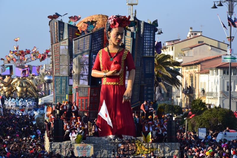 Il Carnevale di Viareggio omaggia Frida Kahlo con un carro di prima categoria