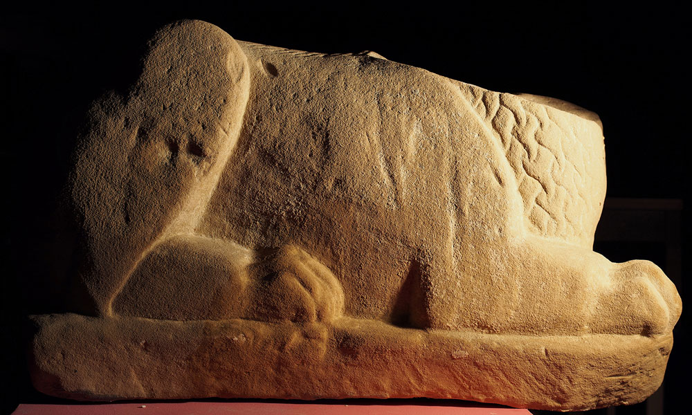 Cantiere aperto al Museo Archeologico di Bologna per il restauro di una rara scultura funeraria etrusca