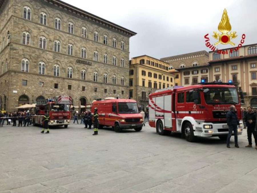 Firenze, si mette pericolosamente in bilico sulla terrazza degli Uffizi: “l'ho fatto per diventare famoso”