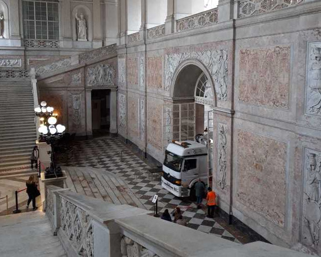 Assurdo a Napoli: un camion entra e si posteggia nel salone d'ingresso di Palazzo Reale, salendo sui marmi