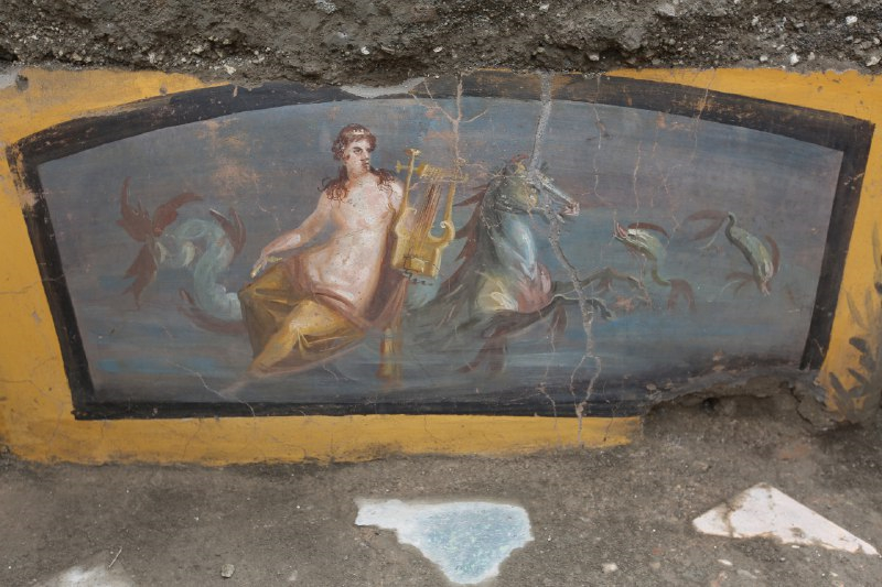 Pompei, altra importante scoperta dai nuovi scavi: emerge un antico... bar, con affresco di Nereide