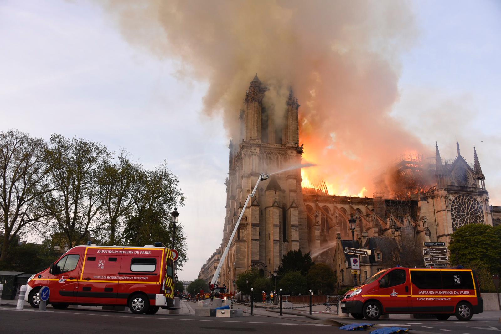 Paris, Notre-Dame burns: huge fire envelops cathedral, spire collapses. Live video