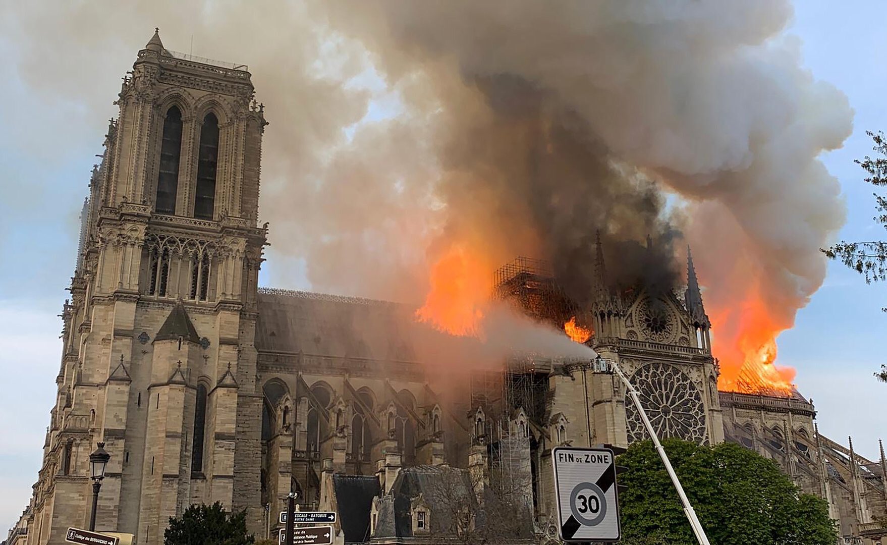 Incendio di Notre-Dame, la struttura è salva. Si lavora per salvare gli oggetti 