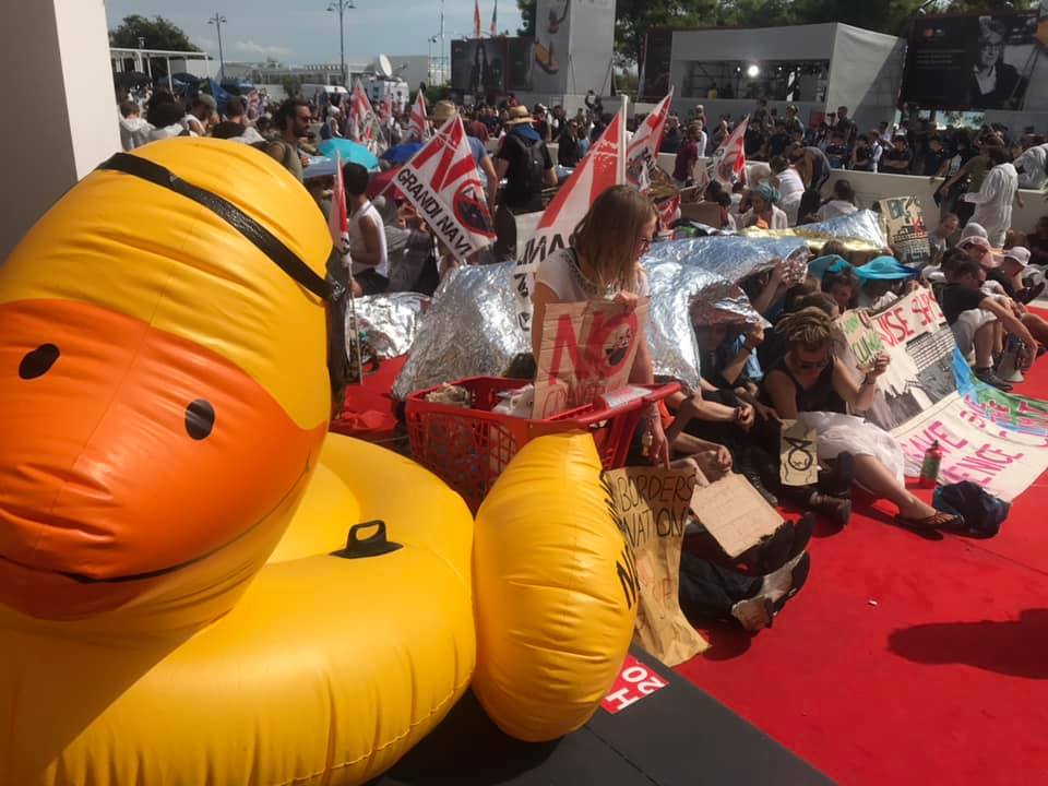Venezia, attivisti occupano il red carpet per denunciare l'emergenza climatica. Mick Jagger: “sono con loro”