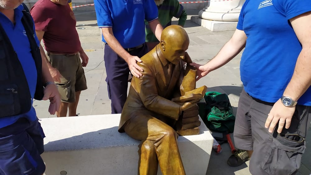 Trieste, installata la criticatissima statua di Gabriele d'Annunzio, nel centenario dell'impresa