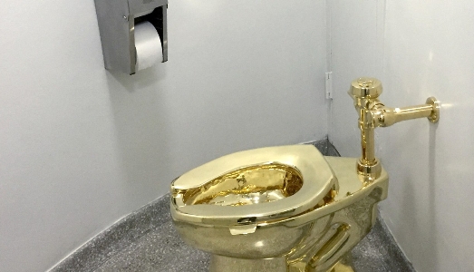 Rubato il wc d'oro di Maurizio Cattelan in Inghilterra 